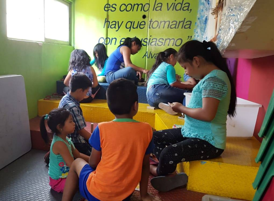 Los niños tienen la opción de participar en talleres de lectura y aprender a través de juegos. (Foto Prensa Libre: Programa MuniEduca).

