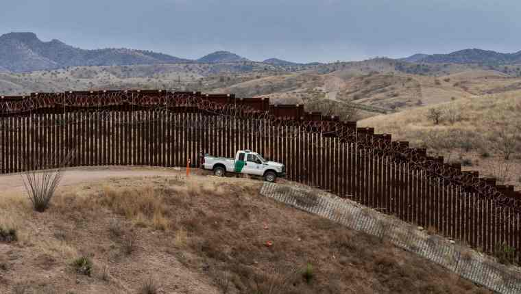 Donald Trump no desiste en su intención de construir un muro fronterizo en la frontera con México. (Foto Prensa Libre: AFP)