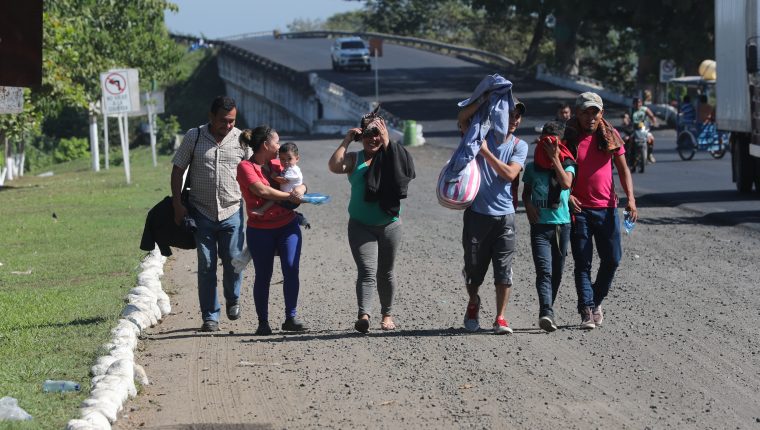 Un grupo de migrantes hondureños llega a la ciudad de Tecún Umán, Ayutla, en enero pasado, para continuar su viaje por México y llegar a EE. UU.(Foto Prensa Libre: Hemeroteca PL) 