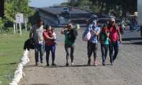 Un grupo de migrantes hondureños llega a la ciudad de Tecún Umán, Ayutla, en enero pasado, para continuar su viaje por México y llegar a EE. UU.(Foto Prensa Libre: Hemeroteca PL) 