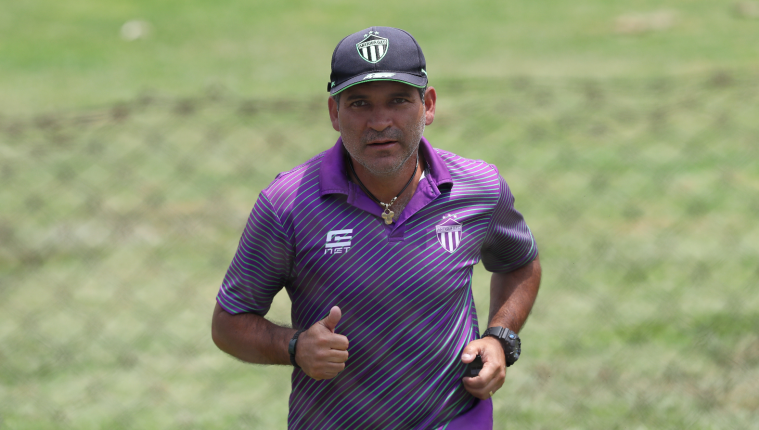 El técnico mexicano Juan Antonio Torres Servín jugará su primera semifinal en el país con Antigua GFC. (Foto Prensa Libre: Francisco Sánchez)