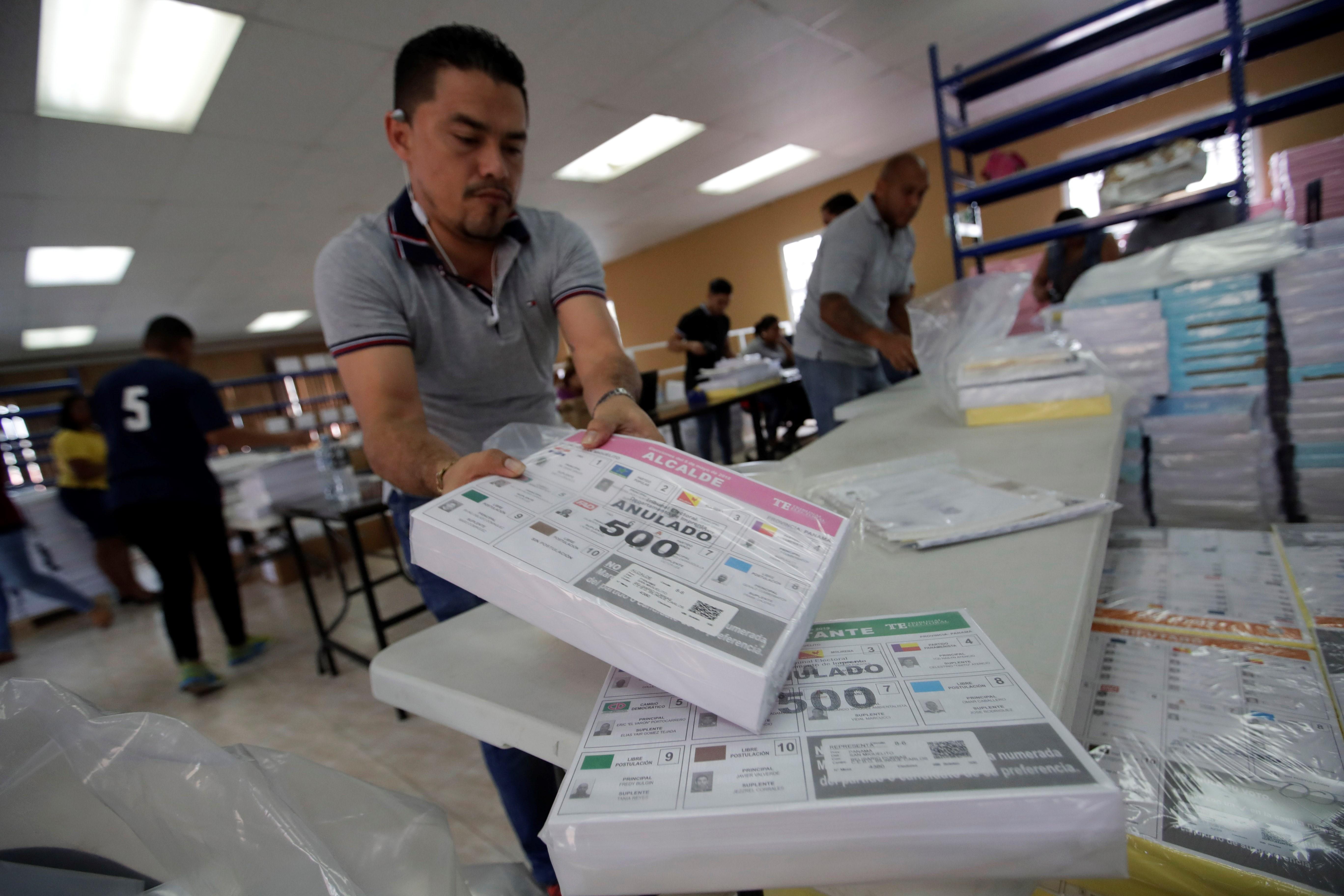 Miembros del Tribunal Electoral de Panamá organizan las papeletas para los comicios electorales del próximo domingo, en Ciudad de Panamá. (Foto Prensa Libre: EFE)