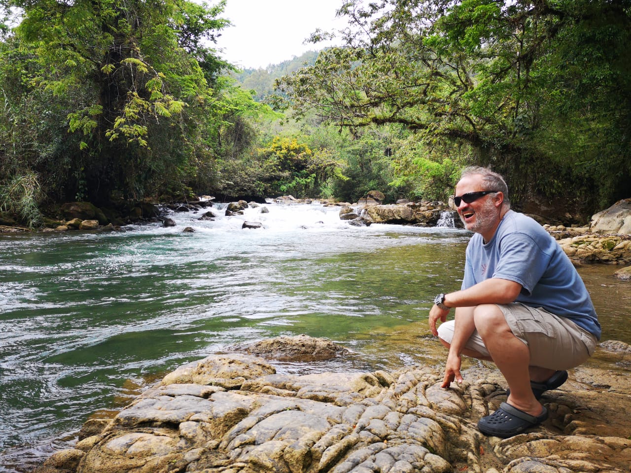 Jorge Moller, de la ONG Regenera evaluando Río Cahabón, en Alta Verapaz, uno de los sitios que pueden ser ancla del turismo sostenible. (Foto Prensa Libre: Cortesía Inguat)
