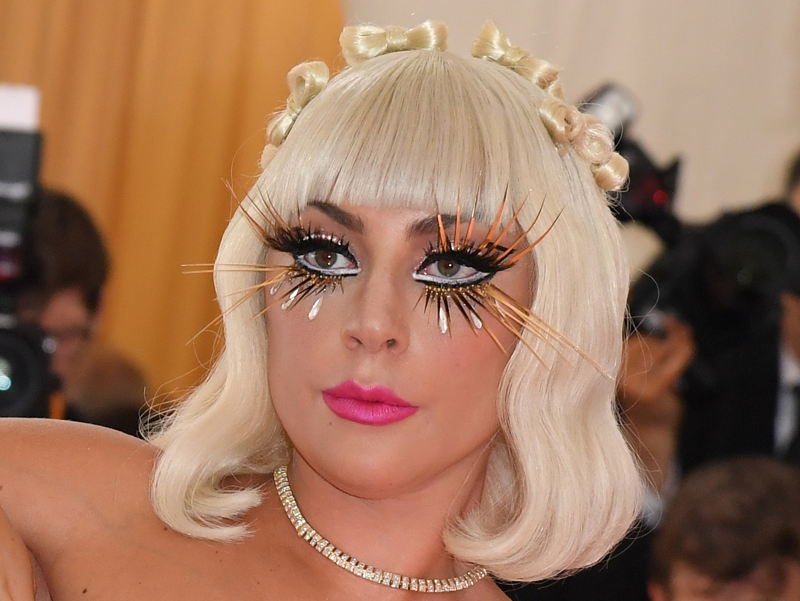 Además de sus extravagantes atuendos, Lady Gaga también lució unos accesorios impactantes en las pestañas. (Foto Prensa Libre: AFP)