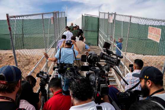 La instalación debe abordar el número récord de familias y niños detenidos que cruzan la frontera de EE. UU. Y México. Foto Prensa Libre: AFP 