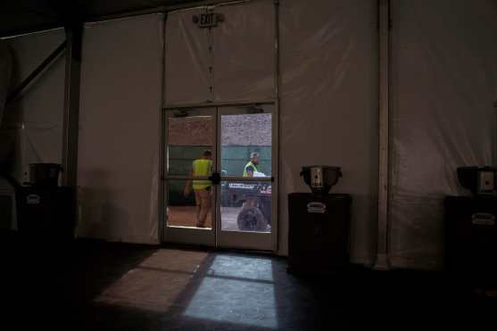 Trabajadores de la construcción aún brindaban los últimos retoques a las instalaciones mientras la prensa hacía su recorrido. Foto Prensa Libre: AFP 