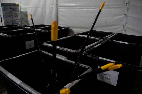 Dentro de las instalaciones hay cubos para el traslado de ropa limpia y sucia. Foto Prensa Libre: AFP 