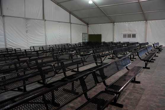 Esta fotografía muestra el área de admisión para los migrantes que esperan ser procesados ​​en la nueva instalación de retención temporal abierta por Aduanas y Protección Fronteriza. Foto Prensa Libre: AFP 