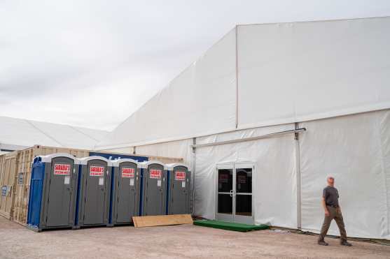 Las instalaciones de El Paso pueden albergar hasta 500 personas, ampliando la capacidad combinada a 1700 para todas las instalaciones de control de patrulla fronteriza en el sector de El Paso. Foto Prensa Libre: AFP 
