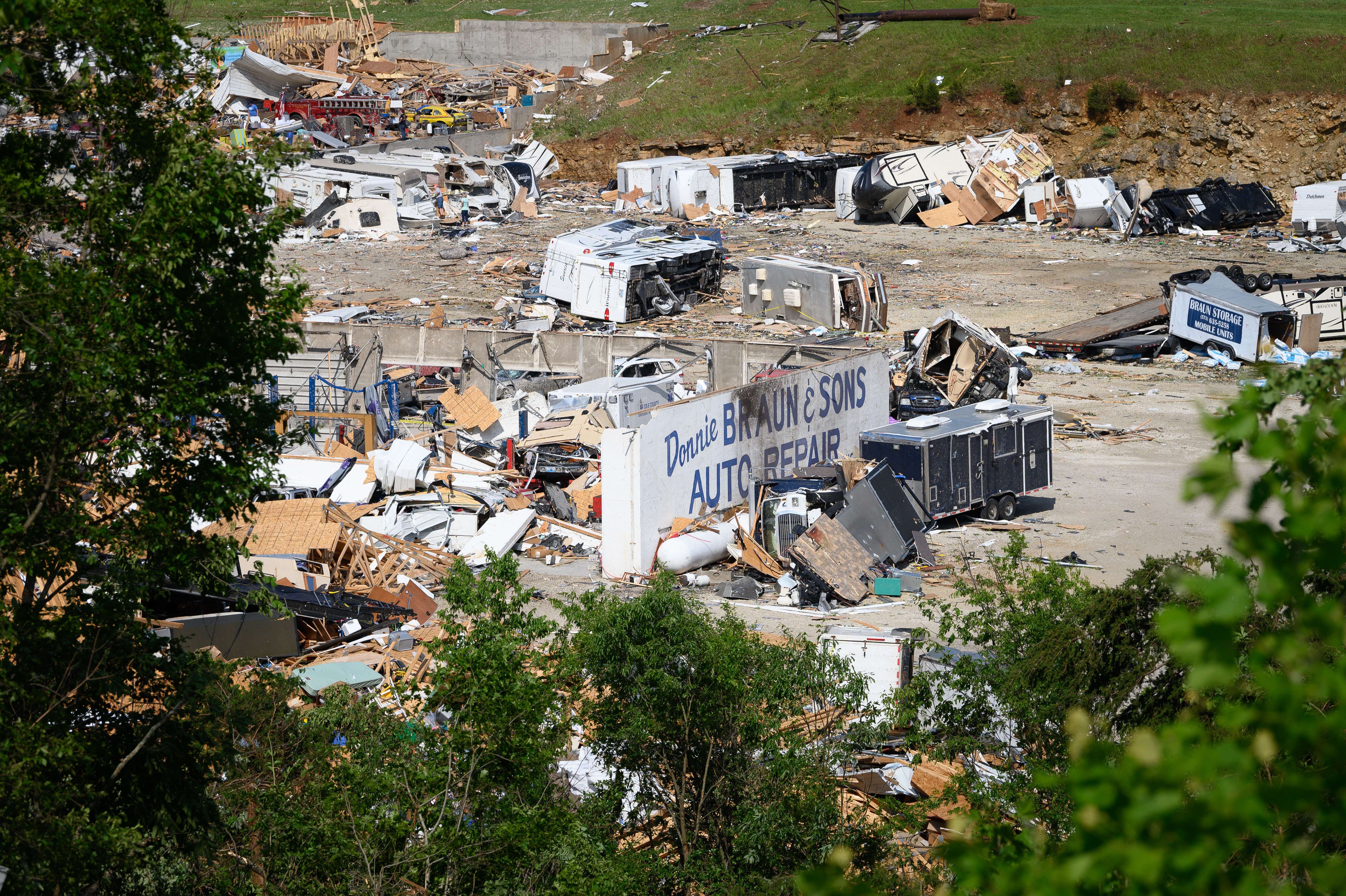 Al menos tres personas murieron tras el paso del tornado. (Foto Prensa Libre: AFP)