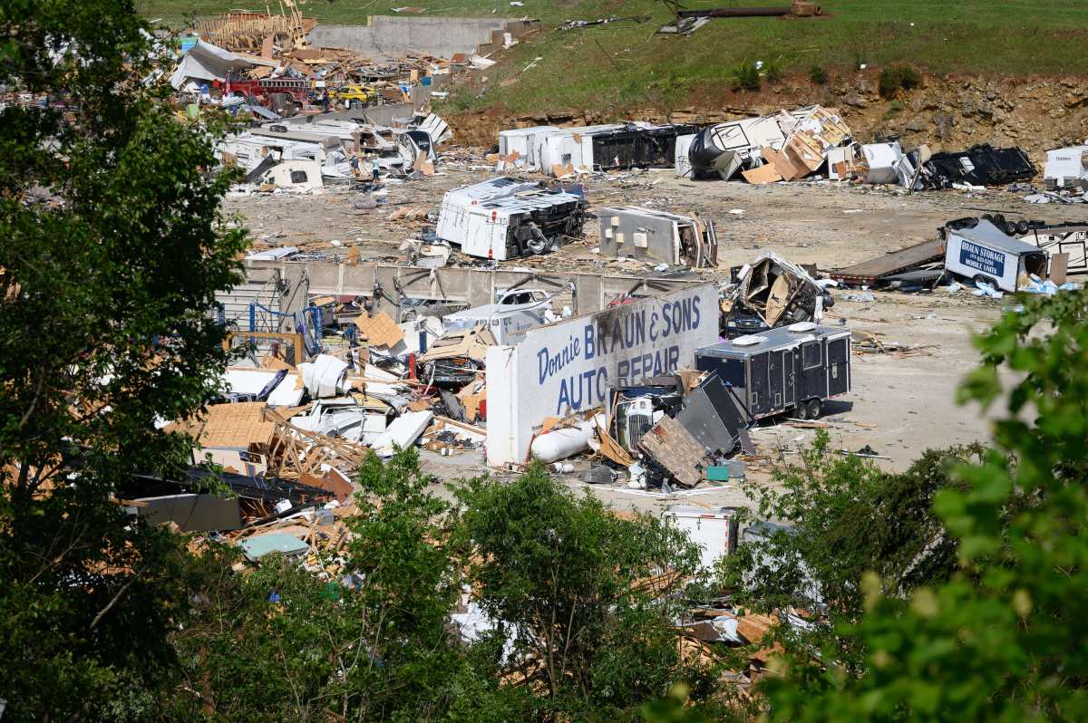Las devastadoras imágenes del paso de un tornado en Misuri, EE. UU.