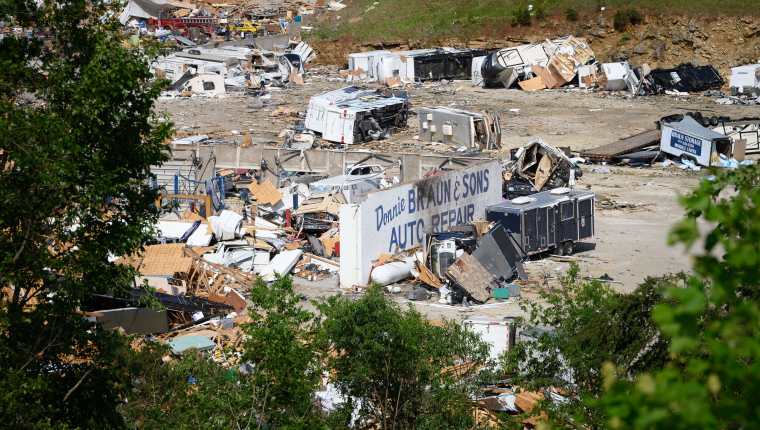 Al menos tres personas murieron tras el paso del tornado. (Foto Prensa Libre: AFP)