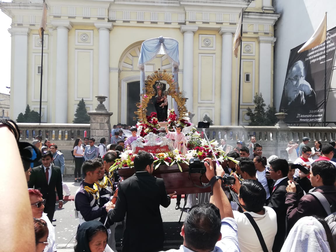 La Virgen del Socorro, durante su recorrido, visitó la Rectoría de Nuestra Señora del Carmen, en la zona 1 (Foto Prensa Libre: Francisco Mauricio Martínez)