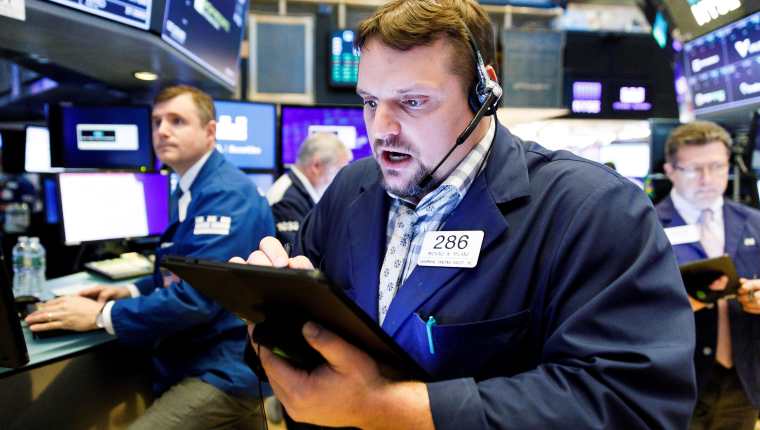 Wall Street abrió este 6 de mayo con pérdidas y el Dow Jones de Industriales, su principal indicador, descendía un 1.45%, en una jornada claramente marcada por las amenazas del presidente Donald Trump de subir los aranceles a China a un 25%. (Foto Prensa Libre: EFE)
