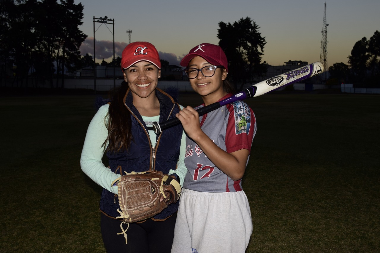 Karla Calderón y Estefanny Barrios comparten la pasión por el deporte. (Foto Prensa Libre: Raúl Juárez)
