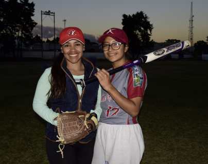 Madre e hija comparten la pasión por el softbol como compañeras en la selección mayor de Quetzaltenango