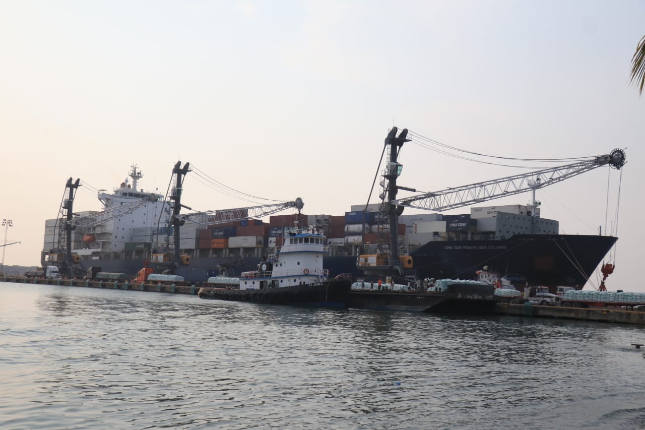 En el muelle de Puerto Barrios, un buque con capacidad para 400 contenedores partió con solamente 10. (Foto Prensa Libre: Dony Stewart)