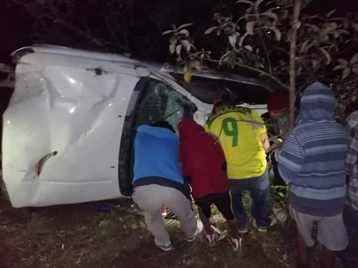 Pobladores observan el vehículo que cayó al fondo de un barranco. (Foto: Cortesía)