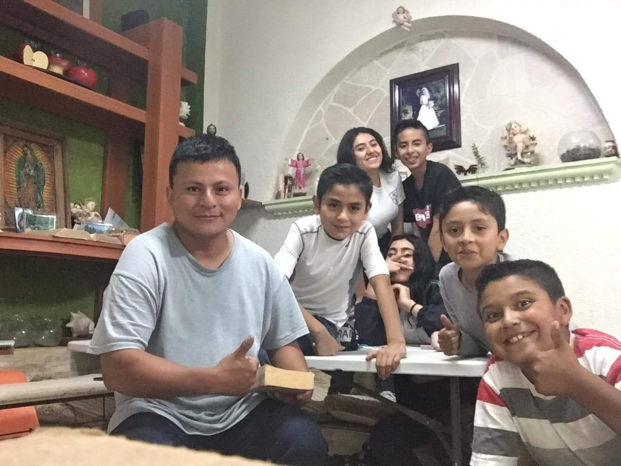 Pedro Perebal, junto a sus primeros estudiantes de inglés, en Hidalgo, México. (Foto: Cortesía Pedro Perabal) 