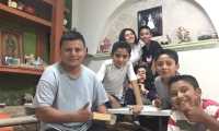 Pedro Perebal, junto a sus primeros estudiantes de inglés, en Hidalgo, México. (Foto: Cortesía Pedro Perabal) 