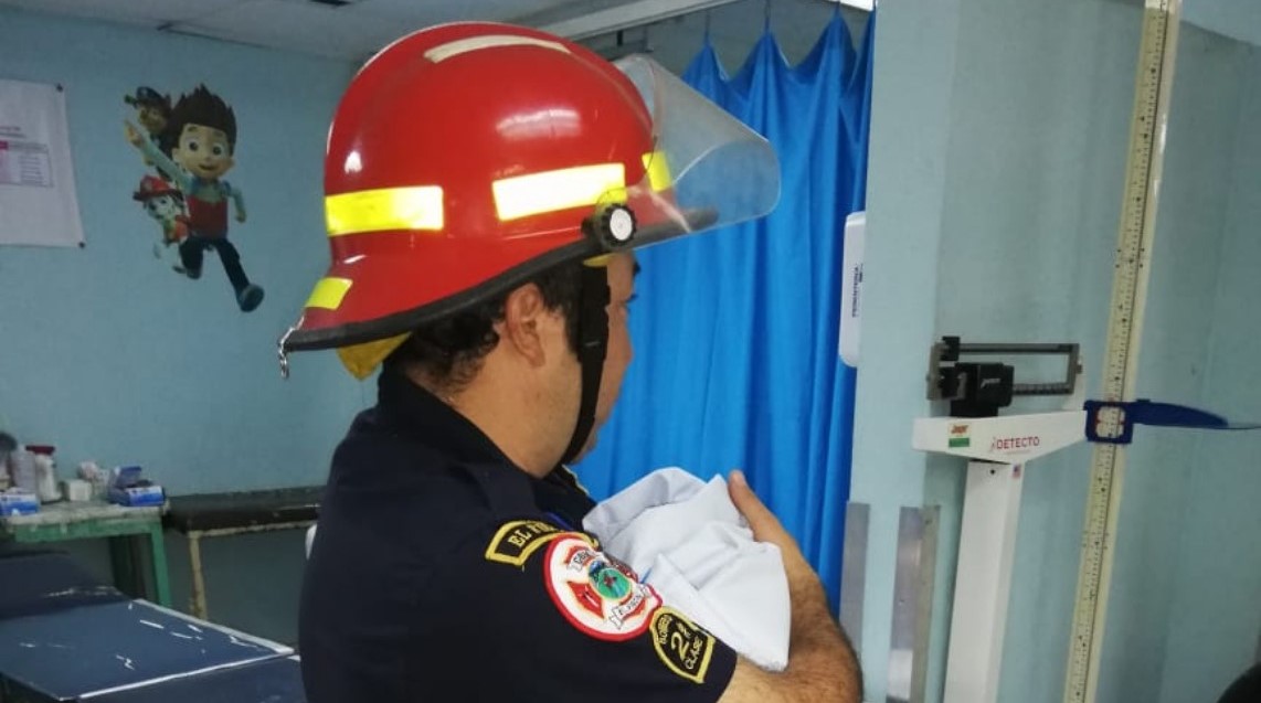 Socorristas trasladan a la bebé recién nacida a la emergencia del Hospital General. (Foto: Bomberos Municipales Departamentales). 