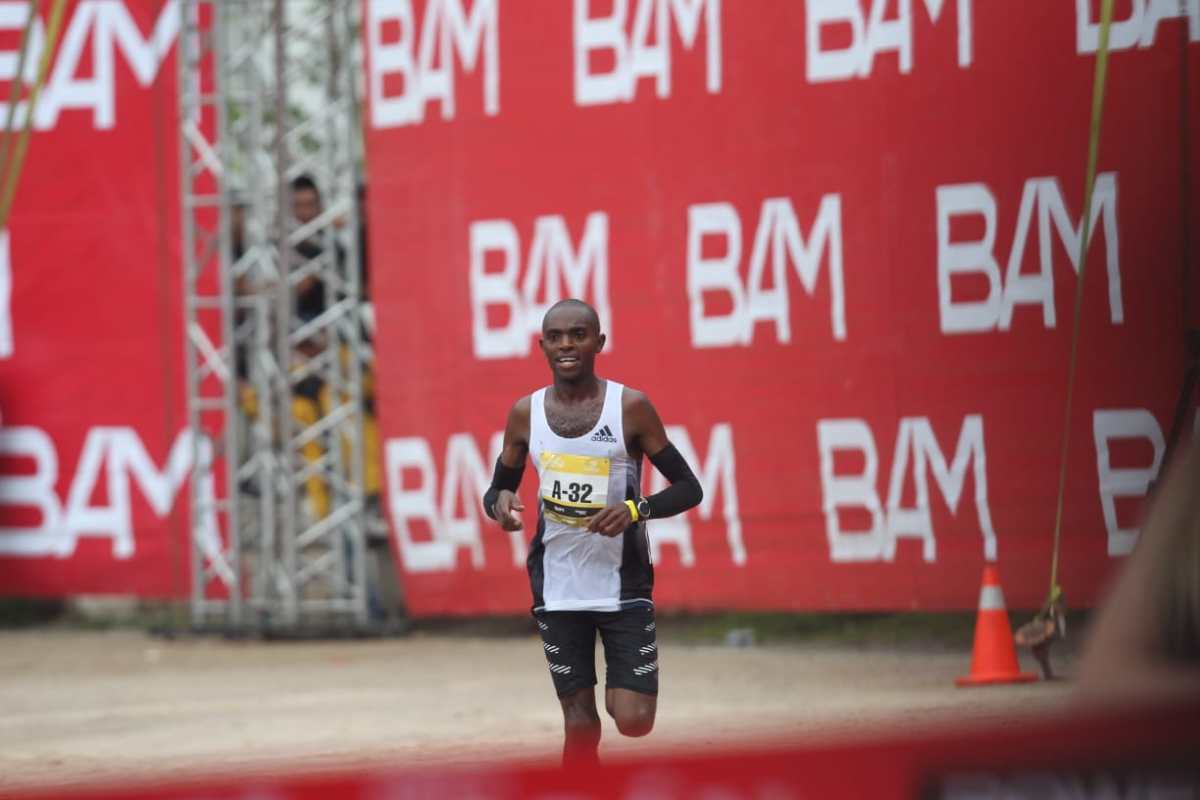 Con un impresionante paso el keniata Daniel Muteti gana el Medio Maratón de Cobán