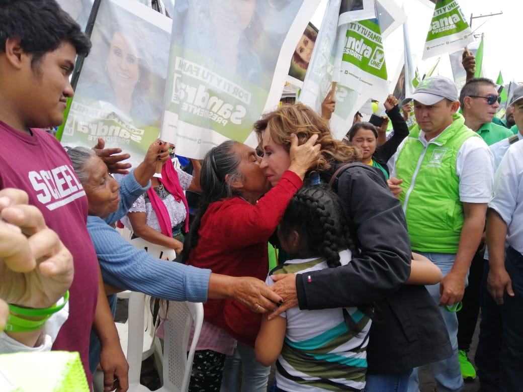 Santra Torres es recibida por pobladores de San Pedro Las Huertas, Sacatepéquez. (Foto Prensa Libre: María René Barrientos)