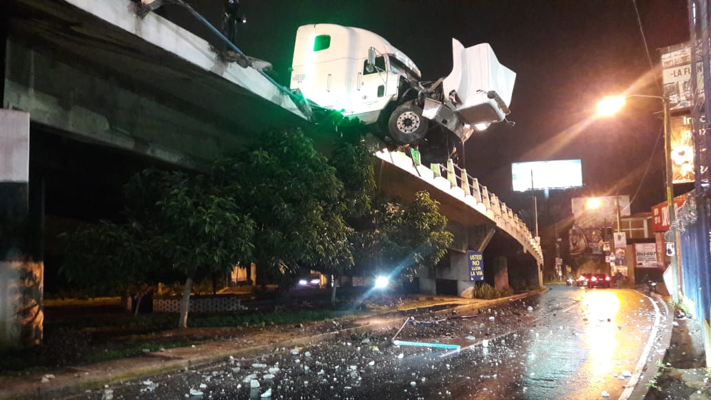 El camión estuvo a punto de caer a las vías inferiores del puente. (Foto Prensa Libre: Andrea Domínguez)