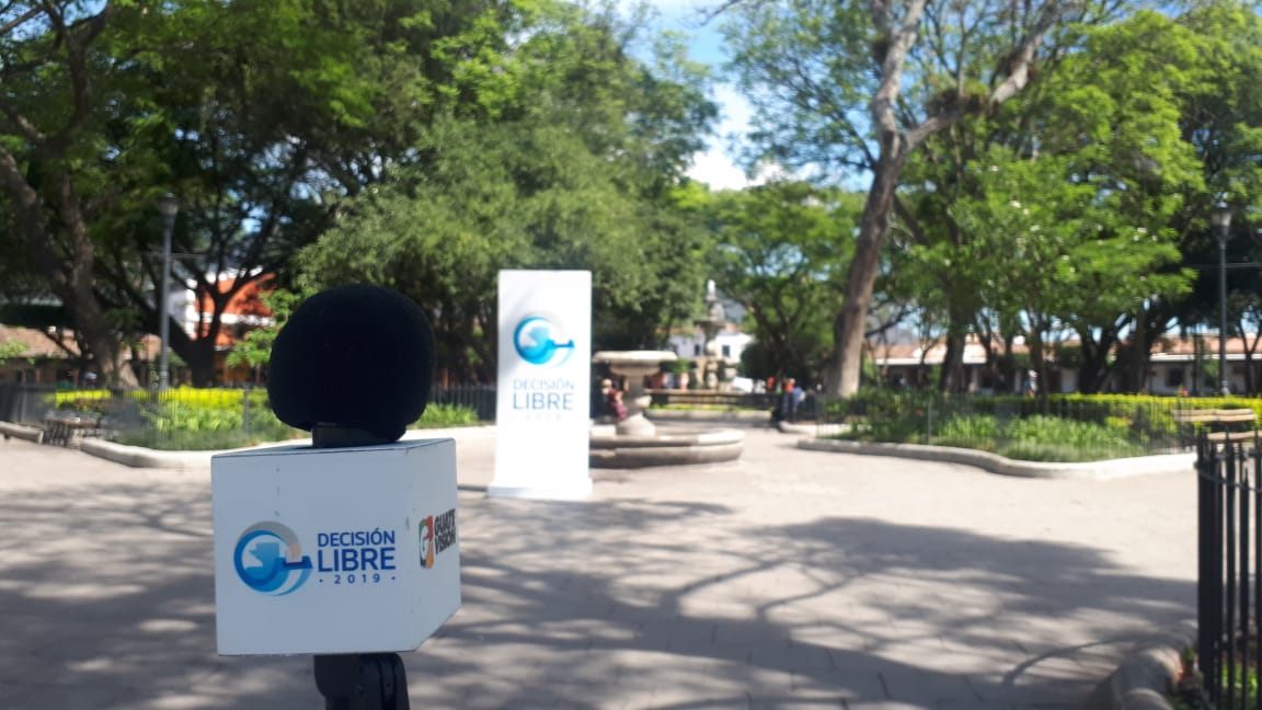 Cabildo Abierto de Prensa Libre y Noticiero Guatevisión se transmitió desde el parque central de Antigua Guatemala. (Foto Prensa Libre: Eslly Melgarejo)