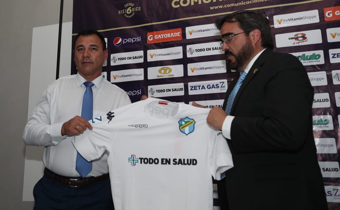 Mauricio Tapia luce la camisola de Comunicaciones durante su presentación como nuevo entrenador albo. Lo acompaña Juan García, nuevo presidente crema.(Foto Prensa Libre: Carlos Vicente) 