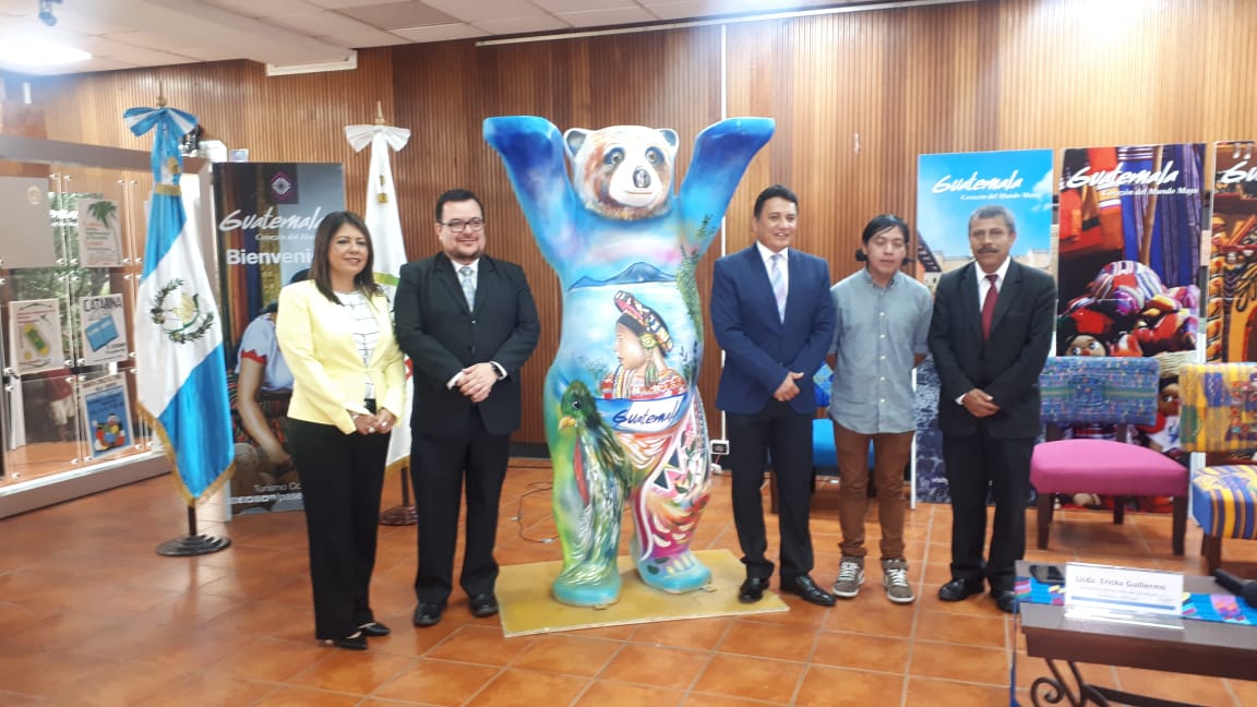 Autoridades del Inguat presentan el oso que los representará en la exposición United Buddy Bears durante el Festival del Centro Histórico. (Foto Prensa Libre: Eslly Melgarejo)