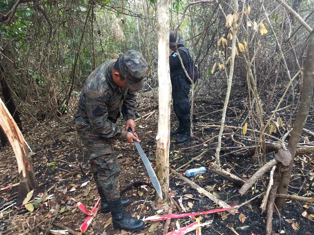 Militares que controlaban un incendio forestal descubrieron marcas en el área, que se presume indican los lugares que serían invadidos después de los siniestros. (Foto Prensa Libre: Ejército de Guatemala)