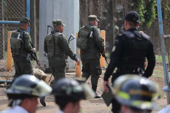 En las afueras de la granja de rehabilitación se encuentran fuerzas de seguridad y del Ejército de Guatemala. Foto Prensa Libre: Érick Ávila 