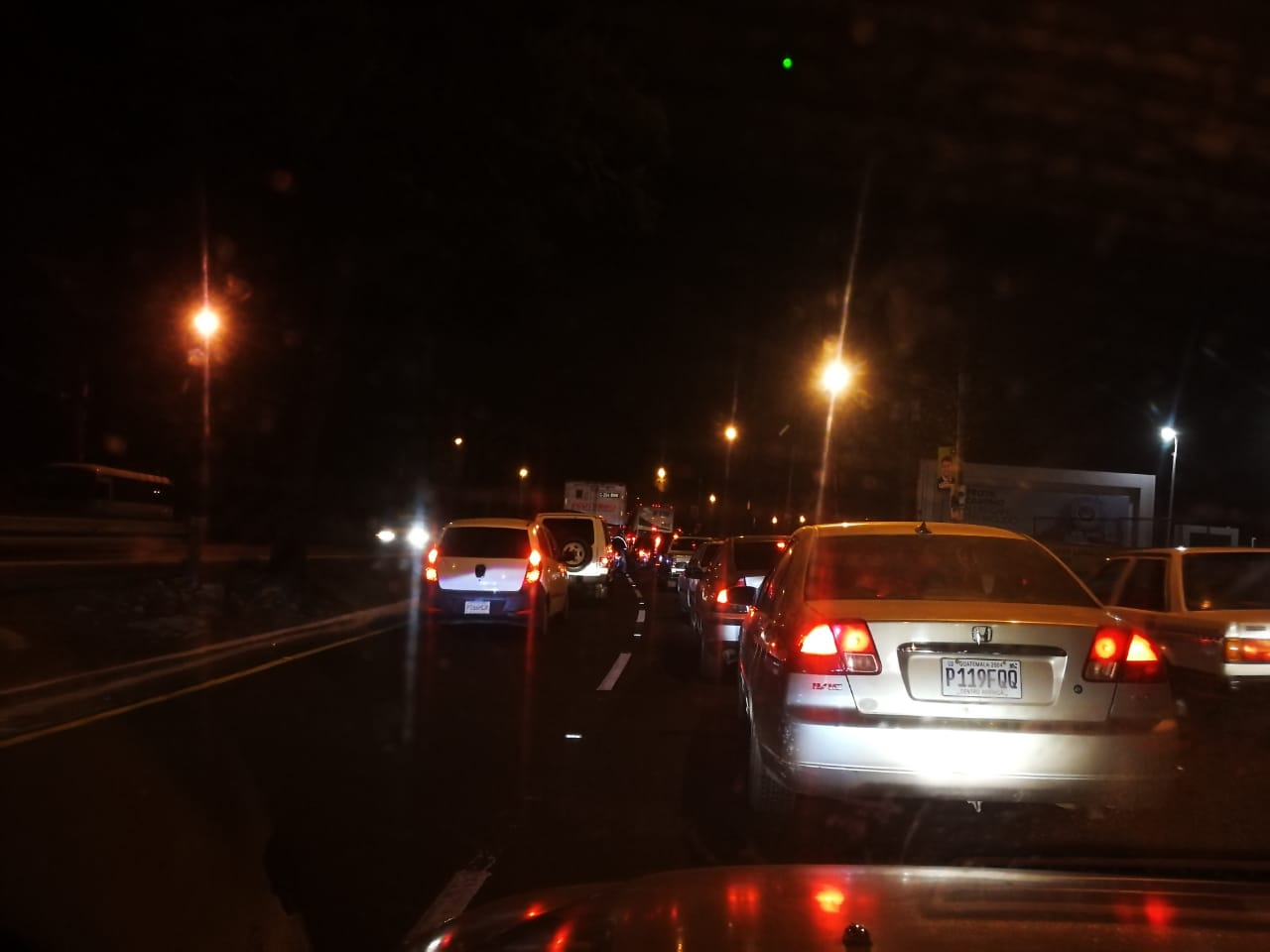 El paso de vehículos en el Anillo Periférico es complicado por un ataque armado en el puente El Incienso, el cual dejó un muerto y un herido. (Foto Prensa Libre: Miguel Barrientos)