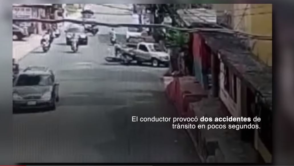 De cuerdo al video, el conductor de este picop atropelló a un motorista y luego a una familia, que viajaba también en moto. (Foto Prensa Libre: Captura de pantalla)