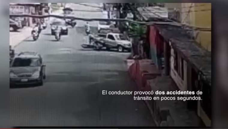 De cuerdo al video, el conductor de este picop atropelló a un motorista y luego a una familia, que viajaba también en moto. (Foto Prensa Libre: Captura de pantalla)