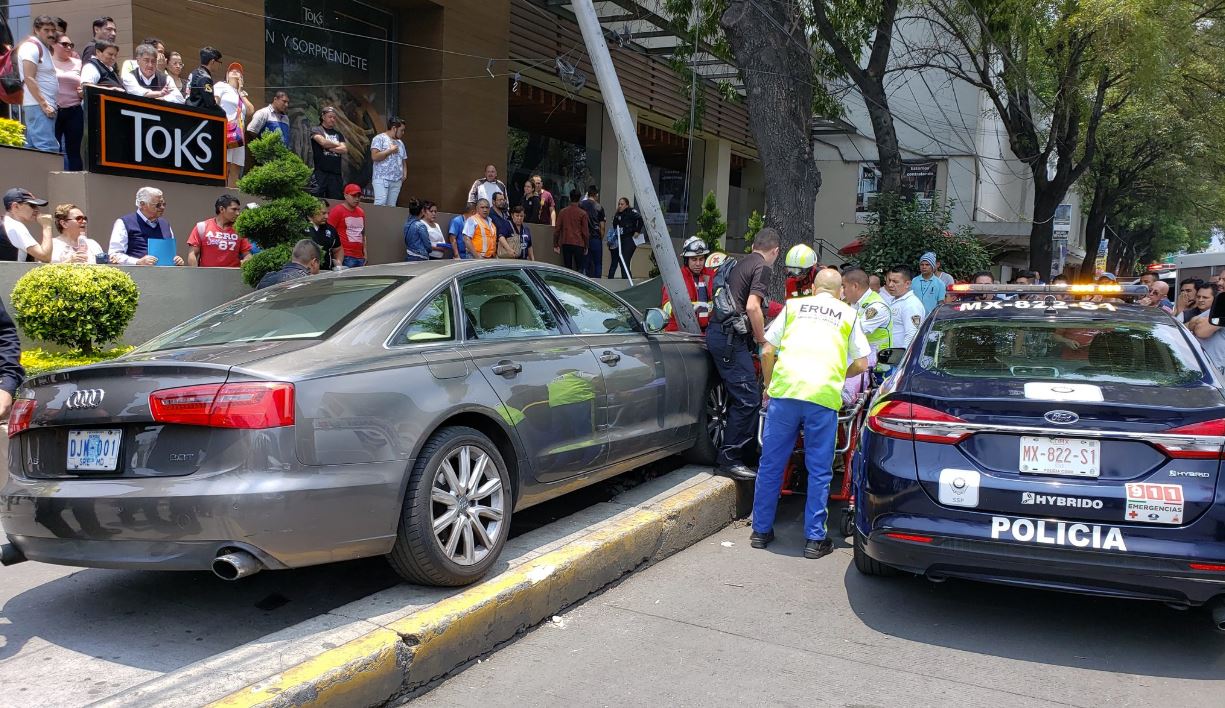 El vehículo con placas diplomáticas arrolló a seis personas. (Foto Prensa Libre: @elgmx)