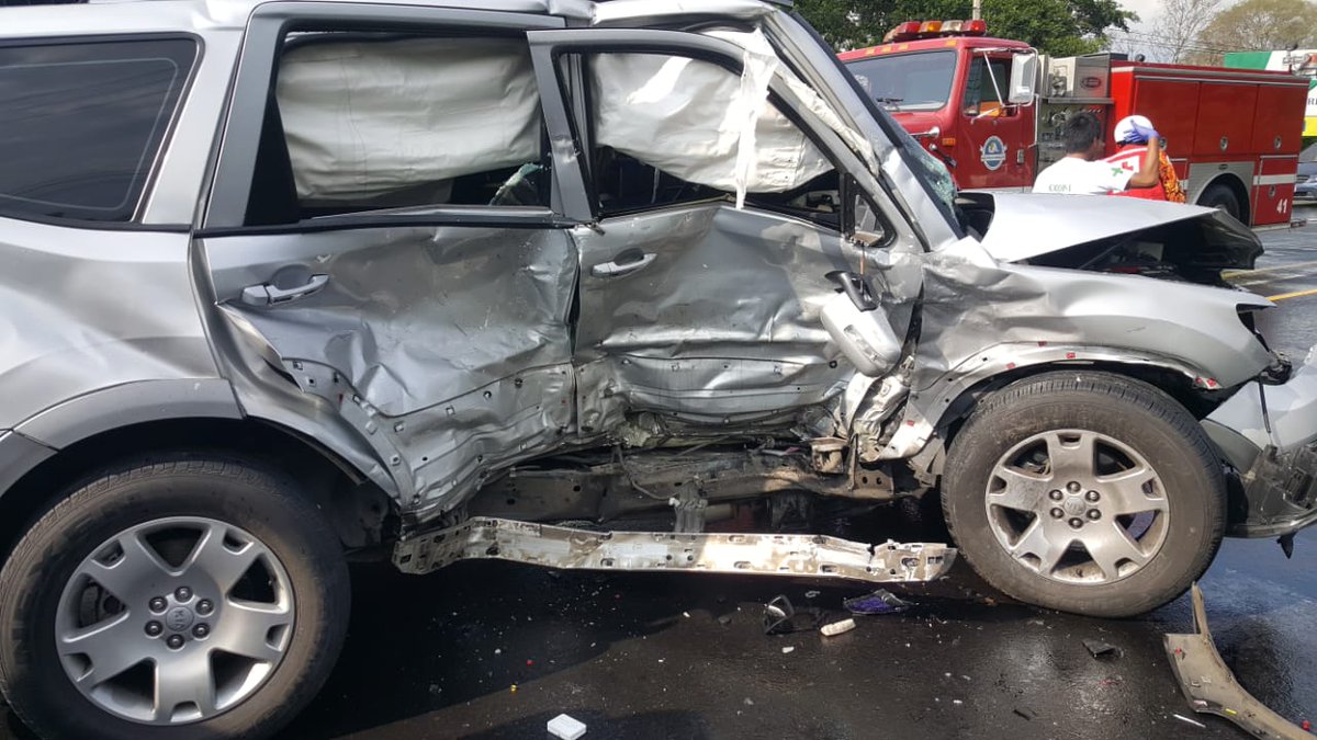 Una pareja falleció y un niño está gravemente herido durante un percance vial esta tarde en la carretera que conecta Chalchuapa y Santa Ana, El Salvador. Las víctimas viajaban en un automóvil con matrícula guatemalteca. (Foto Prensa Libre: Bomberos de El Salvador)