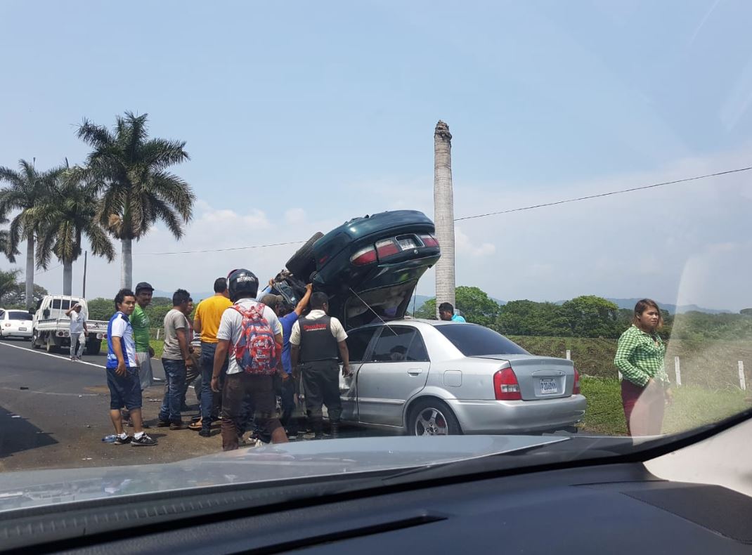 Accidente que ocurrió en el km 55 de la Autopista Palín-Escuintla, en donde una persona murió. (Foto Prensa Libre: 
