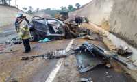 El impacto causó destrozos en el vehículo particular que quedó totalmente destruido. (Foto Prensa Libre: Víctor Chamalé)