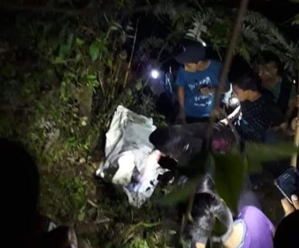Varias personas buscan entre los matorrales el vehículo accidentado. (Foto Prensa Libre: Noticias del Norte de Huehuetenango)
