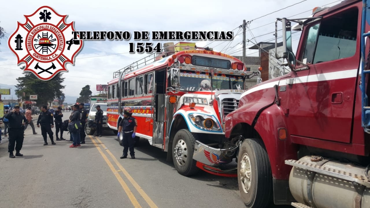 Bus extraurbano que conducía el piloto que fue asesinado. (Foto Prensa Libre: CBMD).