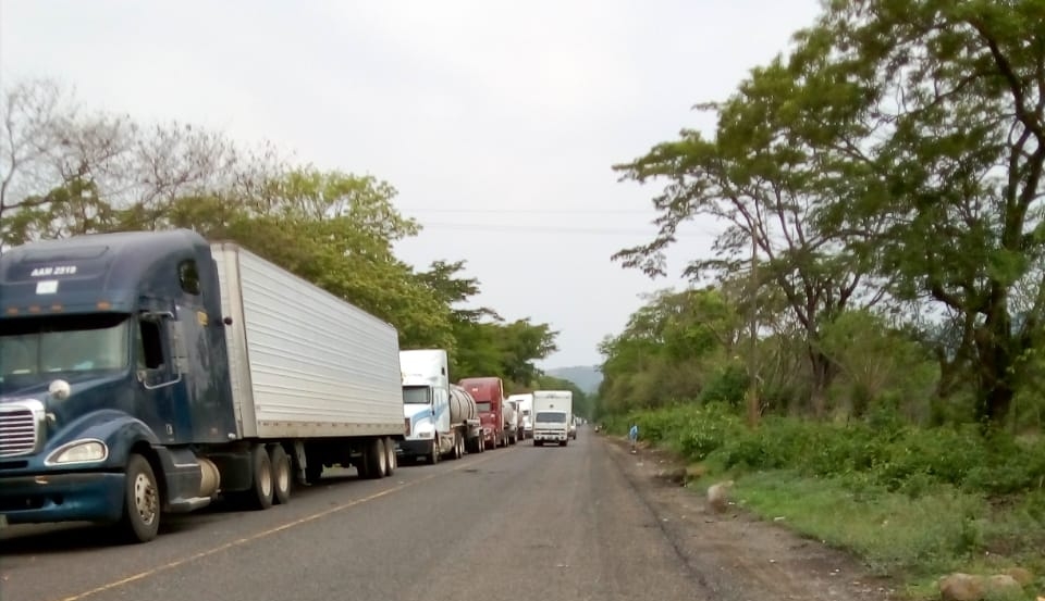 Las largas filas de vehículos con mercadería para pasar a El Salvador continuaba este fin de semana. (Foto Prensa Libre: Cortesía SAT)