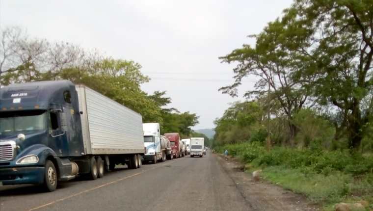 Las largas filas de vehículos con mercadería para pasar a El Salvador continuaba este fin de semana. (Foto Prensa Libre: Cortesía SAT)