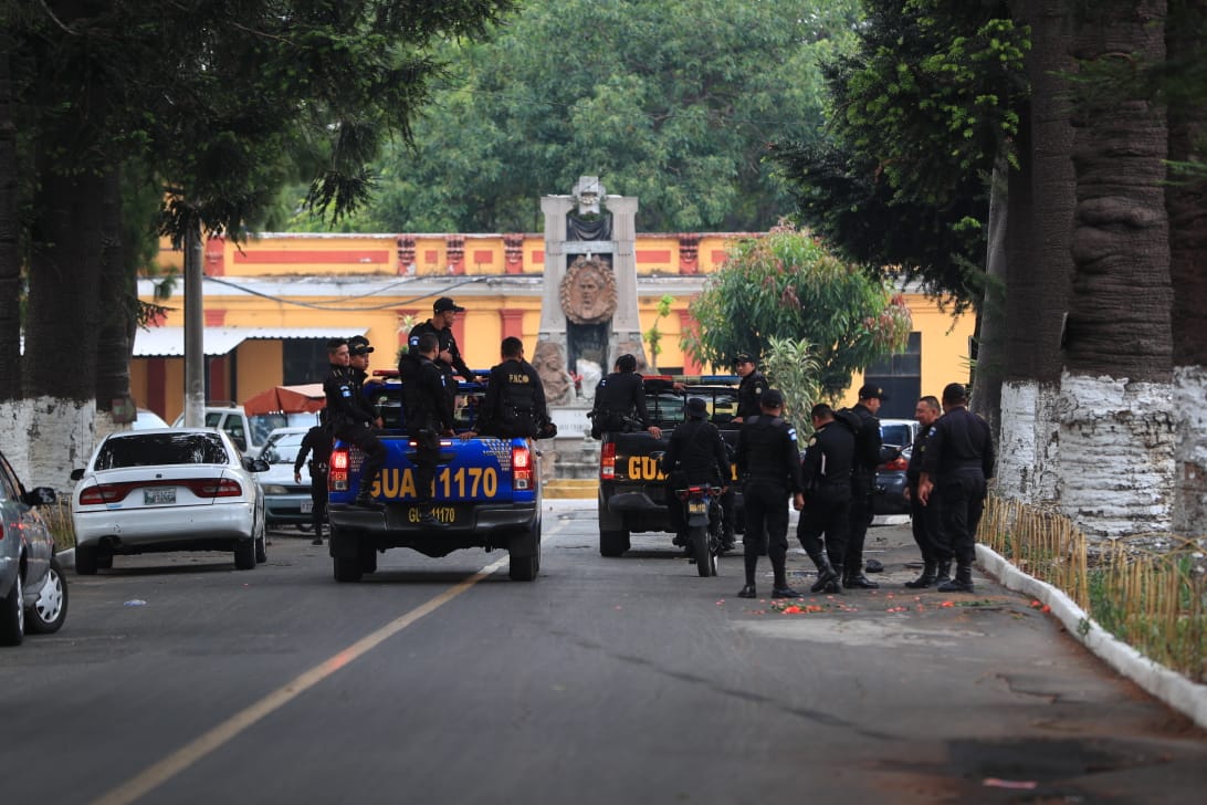 PNC se movilizó al Cementerio en busca de personas que ocasionaron la balacera. (Foto: Prensa Libre)