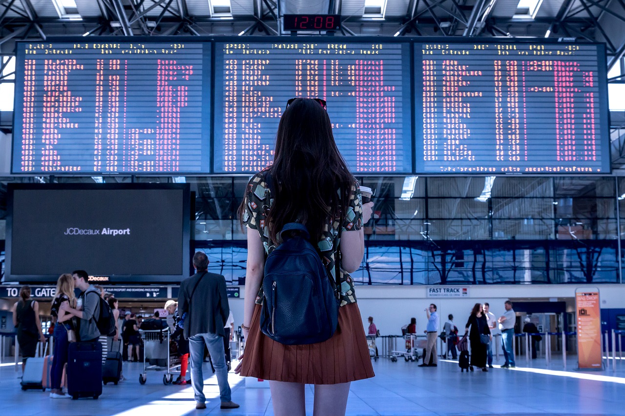 Emprender la tarea de buscar las mejores tarifas de boletos aéreos en línea puede parece abrumador. (Foto Prensa Libre: Shutterstock)