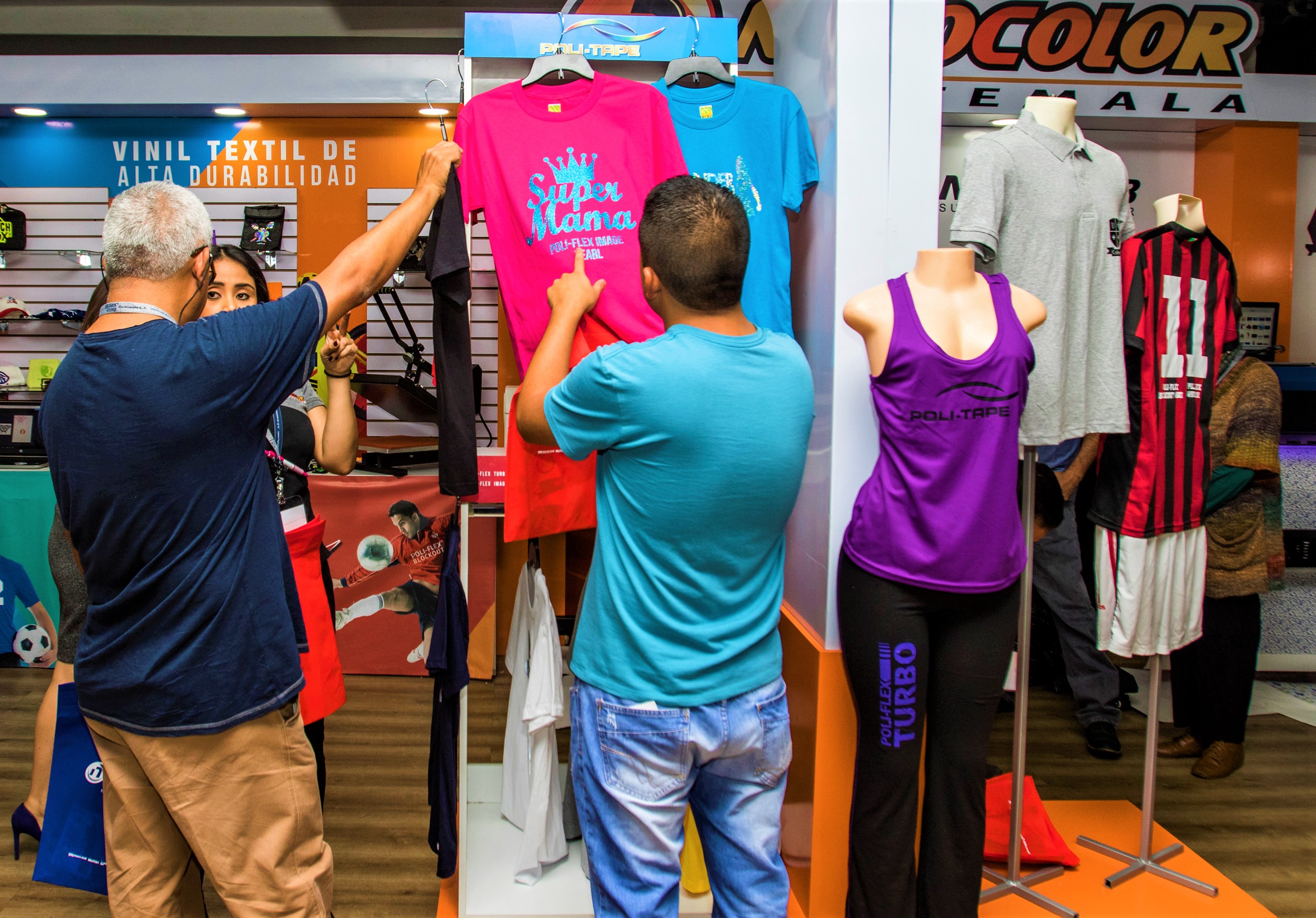 La industria textil en Guatemala está en auge, sin embargo, no todo el impacto positivo se queda en Guatemala. (Foto Prensa Libre: cortesía)