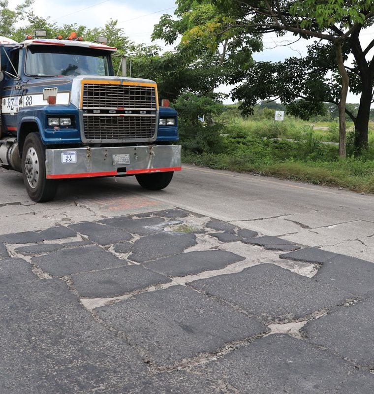 La autopista Escuintla-Puerto Quetzal tiene daños. (Foto Prensa Libre: Hemeroteca PL)