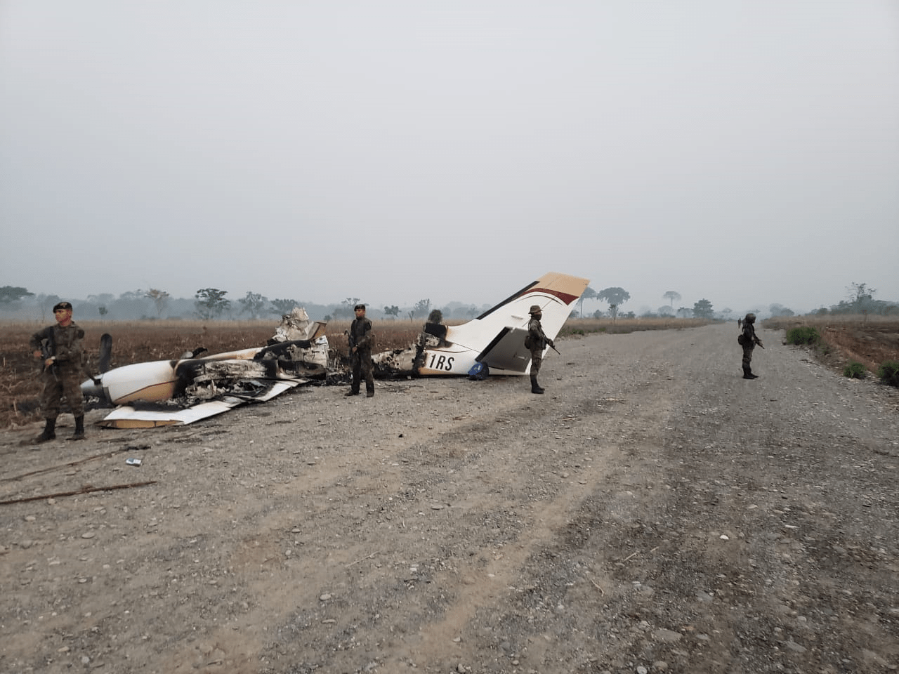 Elementos del Ejército custodian los restos de la avioneta, aunque minutos después fueron expulsados por comunitarios de la aldea Siete Cerros. (Foto Prensa Libre: Cortesía)