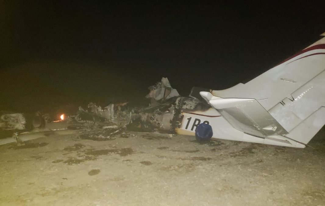 La aeronave fue localizada luego de ser incendiada. (Foto Prensa Libre: cortesía Ejército)